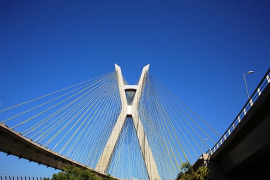 Ponte estaiada em dia de céu azul