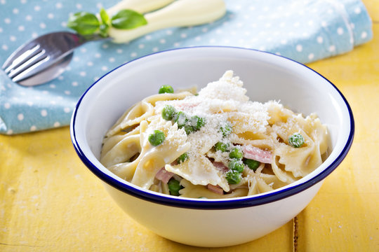 Bow Ties Pasta With Ham And Green Peas