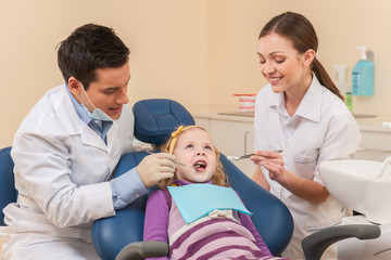 Obraz premium Little girl at dentist looking up and smiling.