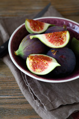 Ripe figs in a bowl on linen napkin