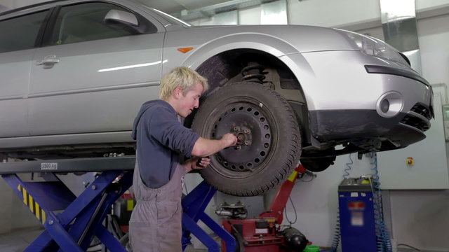 Vulcaniser working with front tires