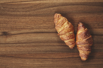 Croissants auf Holz