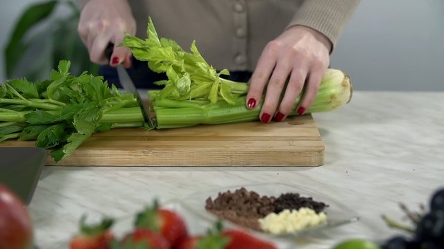 Cutting up celery in slow motion