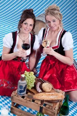 Foto op Plexiglas Frauen im Dirndl mit Weinfass und Weinglas Stoßen an Porträt © www.freund-foto.de
