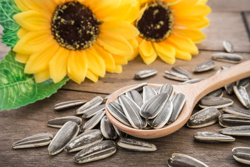 Obraz na płótnie Canvas Sunflower seed on wooden spoon