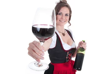Foto op Plexiglas Frau im Dirndl mit Rotwein lächelt freundlich Porträt © www.freund-foto.de