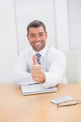 Naklejka premium Smiling businessman showing thumbs up