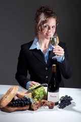 Foto op Canvas Frau trinkt Weißwein und macht Brotzeit Porträt © www.freund-foto.de