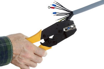 Mann crimpt Stecker