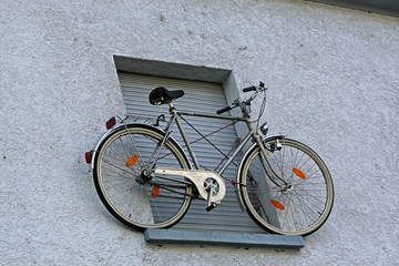Fototapeta na wymiar Hochgelegener Fahrrad-Parkplatz