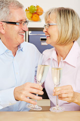 Paar Senioren trinkt Sekt zu Silvester