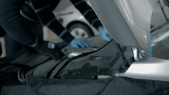 Removing the parts which hold the windshierld on its place