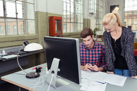 kollegen besprechen sich im büro