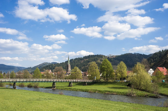Fluss Kinzig mit Stadtkirche Sankt Mauritius, Hausach, Schwarzwa