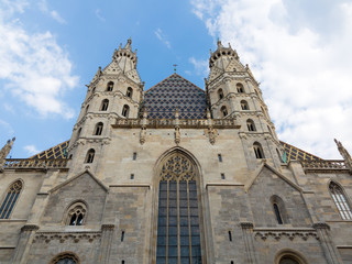 Fototapeta na wymiar Front des Stephansdoms von Wien, Blick von unten