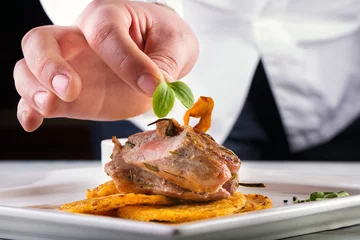 Photo sur Plexiglas Plats de repas Chef en cuisine d& 39 hôtel ou de restaurant, seulement les mains.
