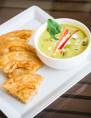 Green curry chicken soup with nan