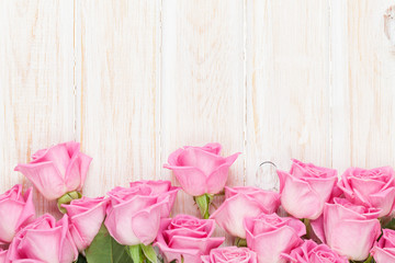 Panele Szklane Podświetlane  Walentynki-dzień tło z różowymi różami na drewnianym stole