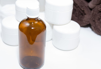 Medizinflasche und Cremedosen