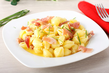 Pasta with ham and cream
