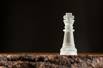 Scacchi su piano in legno