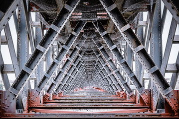 Interior puente de hierro