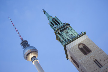 Fernsehturm und Kirchturm der St. Marienkirche in Berlin, Deutsc