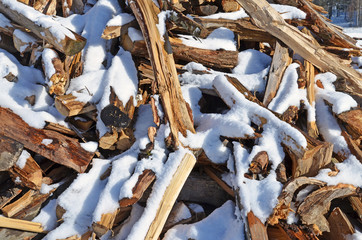 brennholz im schnee