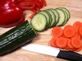 Rohkost auf Holzbrett, geschnitten