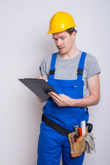 Arbeiter im Blaumann mit Klemmbrett