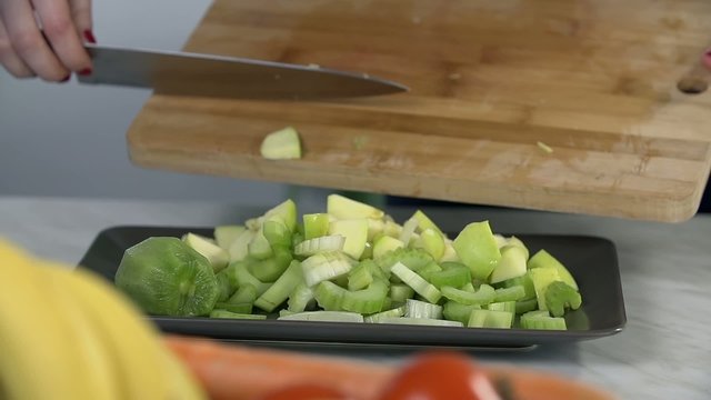 Combining pieces of fruit on the same plate