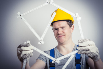 Bauarbeiter mit Zollstock