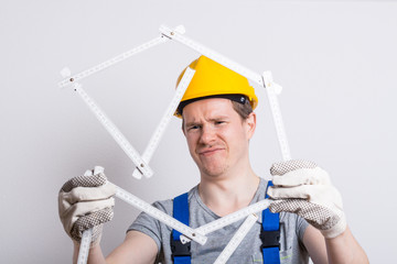 Bauarbeiter mit Zollstock