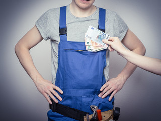 Bauarbeiter mit Geld