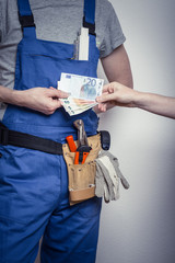 Bauarbeiter mit Geld