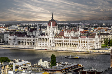Parlament Budapest mit dynamischem Himmel