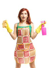 Obraz premium Young woman with spray bottle and sponge.