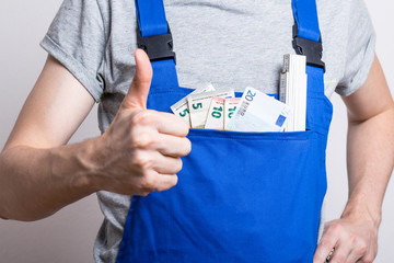 Bauarbeiter mit Geld