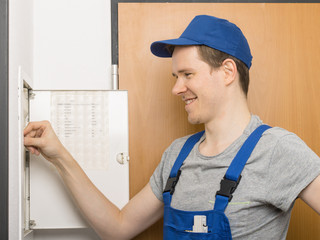 Hausmeister am Stromkasten