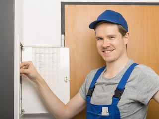 Hausmeister am Stromkasten