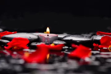 Foto op Plexiglas Red rose petals with candle and therapy stones © Mee Ting