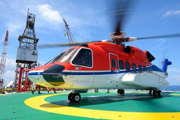 Tuinposter helikopter pick-up passagier op het offshore booreiland platform © num_skyman