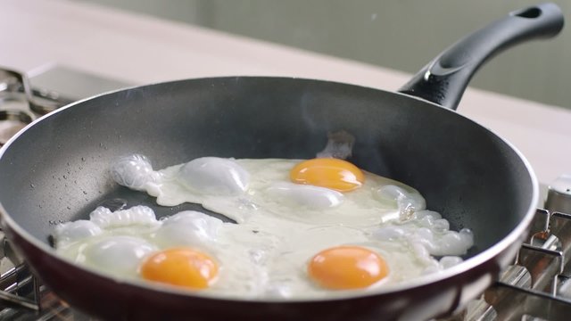 Frying eggs - time lapse