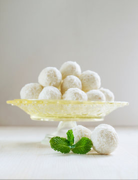 Coconut candies with mint
