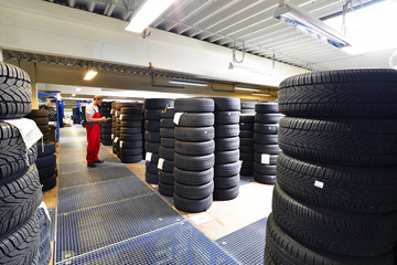 Reifenlagerung in Autowerkstatt // Warehouse with tires © industrieblick