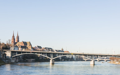 Obraz premium Basel, Stadt, Altstadt, Basel-Stadt, Wettsteinbrücke, Wettsteinplatz, Rhein, Rheinufer, Rheinfähre, Münster, Kirche, Winter, Schweiz
