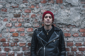 Obraz premium Punk guy posing in the city streets