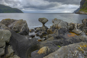 Norwegia, słynny kamien wyzłobiony przez ocean - Kannesteinen