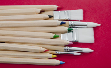pinceaux et crayons de couleurs