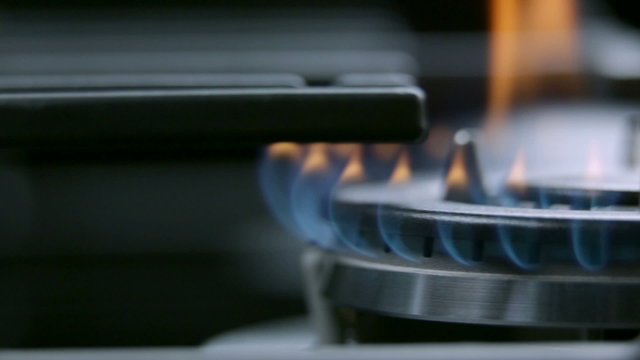 Panning on cooktop gas cooker